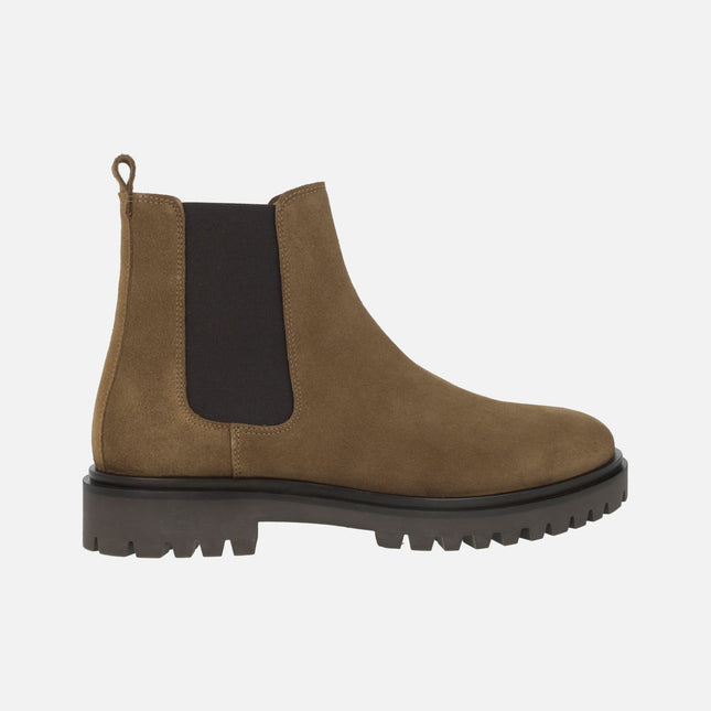 Chelsea -style man booties in camel suede