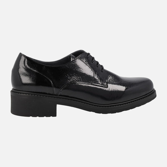 Black patent leather laced shoes