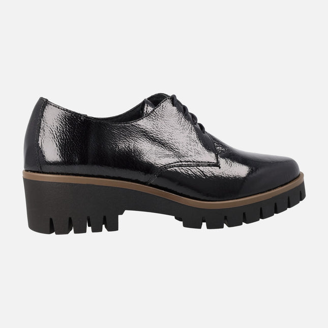 Lace-up shoes in black patent leather with rubber outsole