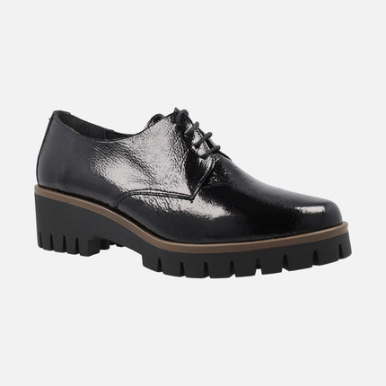 Lace-up shoes in black patent leather with rubber outsole