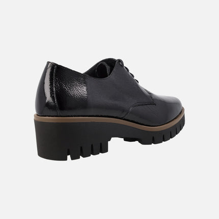 Lace-up shoes in black patent leather with rubber outsole