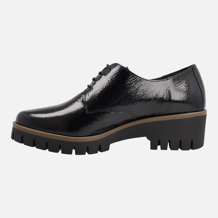 Lace-up shoes in black patent leather with rubber outsole