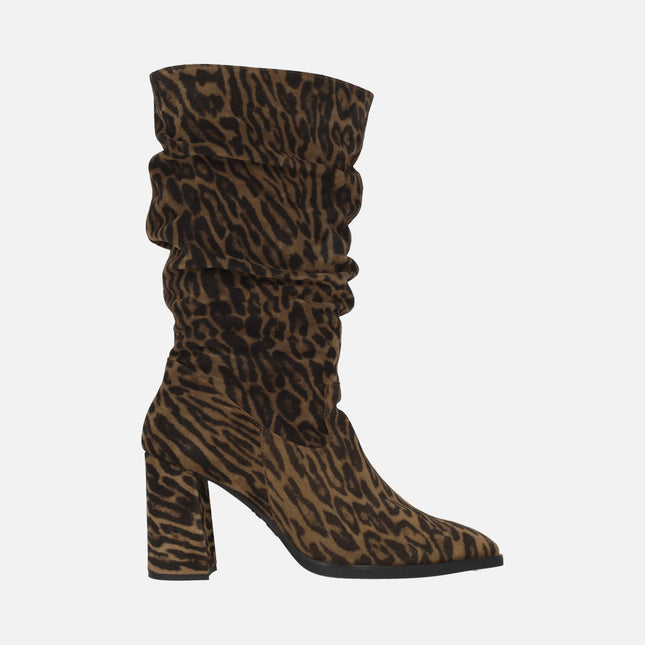 Botas de tacón con caña arrugada en piel serraje print leopardo