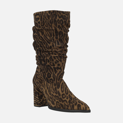 Botas de tacón con caña arrugada en piel serraje print leopardo