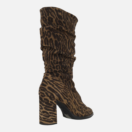 Heeled boots with wrinkled leg in leopard print suede