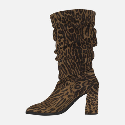 Heeled boots with wrinkled leg in leopard print suede