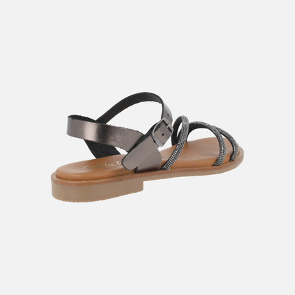 Sandalias planas con tiras de strass y pulsera al tobillo con hebilla