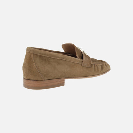 Mocasines de serraje con fruncidos y adorno metálico Belize