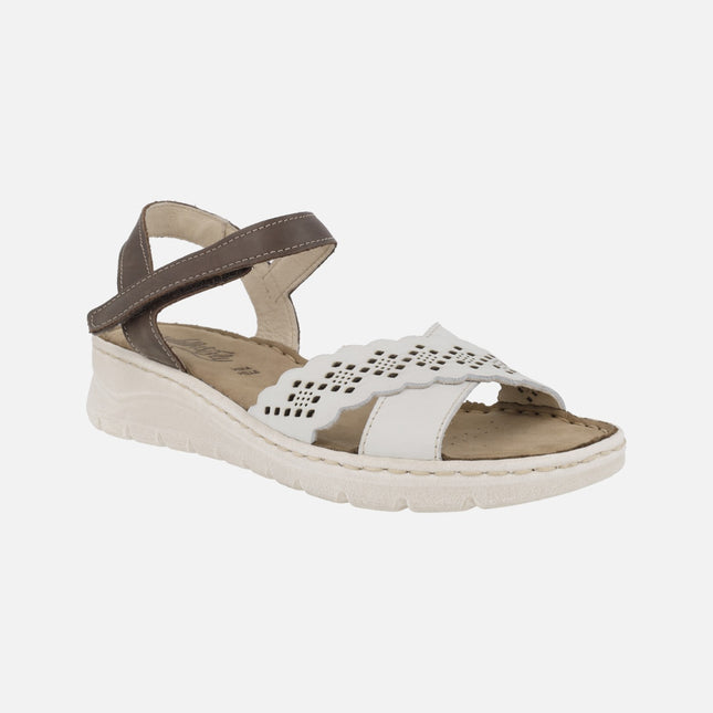 Sandalias de piel en combinado blanco y marrón con detalles troquelados