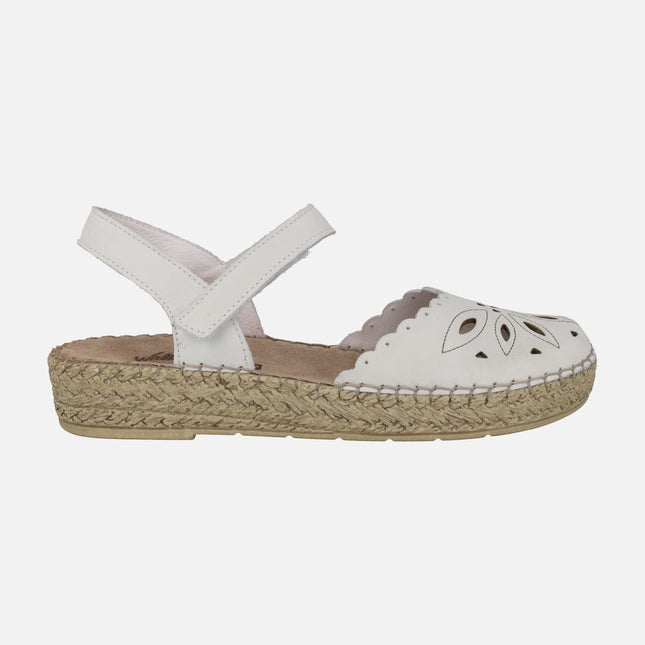 Zapatos de piel semiabiertos en piel blanca con troquelados