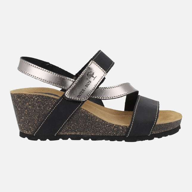 Sandalias combinadas en nobuck negro y metal plata con cierre de velcros