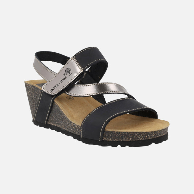 Sandalias combinadas en nobuck negro y metal plata con cierre de velcros