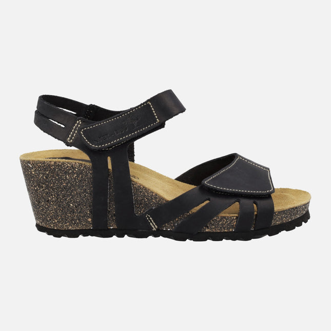 Sandalias de piel con cuña y cierre de velcros