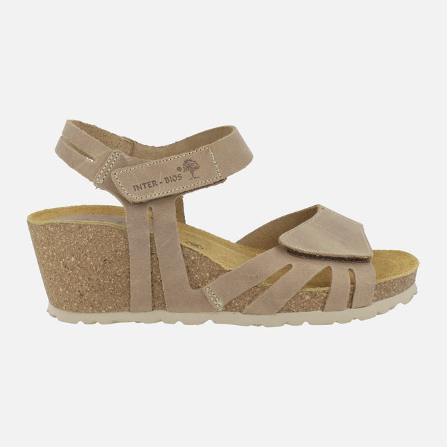 Sandalias de piel con cuña y cierre de velcros