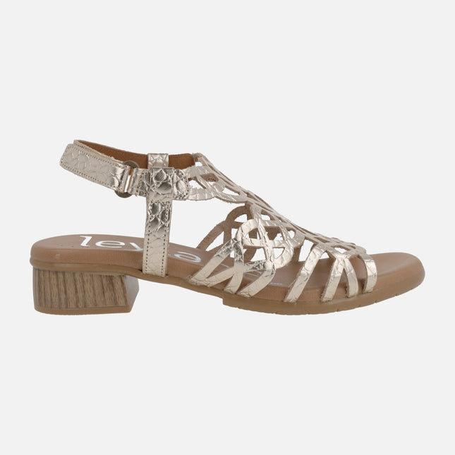 Sandalias de piel con detalle de troquelados y tacón bajo