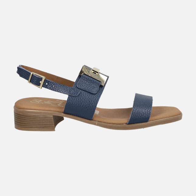 Sandalias de piel con adorno metálico y cierre de hebilla