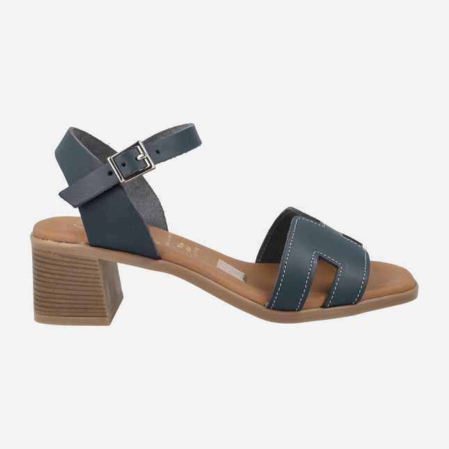 Sandalias de piel con pulsera al tobillo y tacón medio