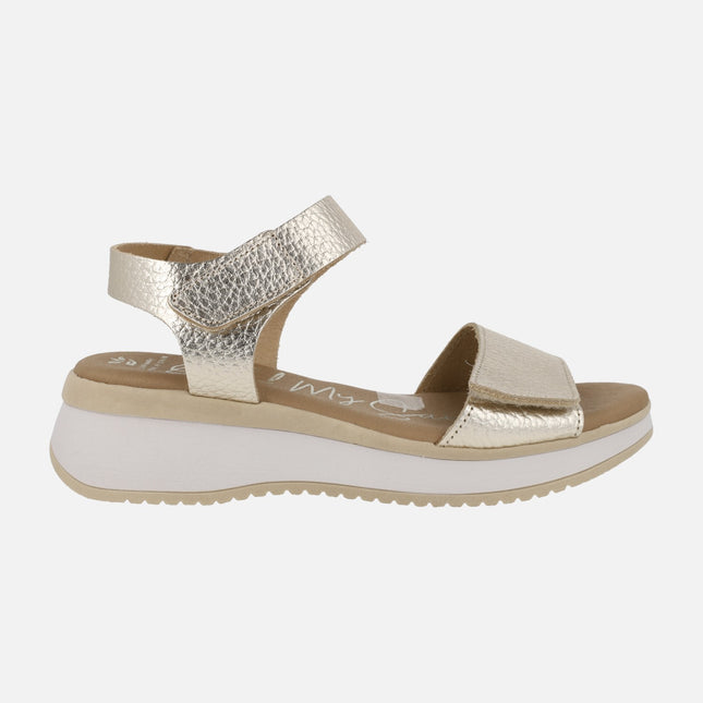 Sandalias de piel metalizada oro con cierre de velcros