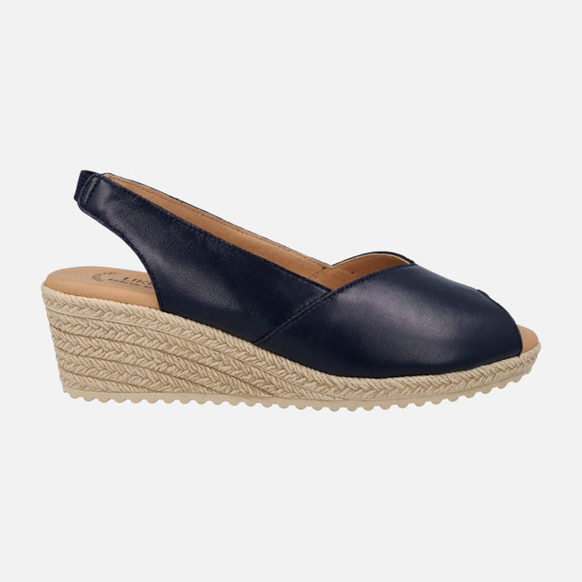 Zapatillas de piel destalonadas y abiertas de puntera con cuña media