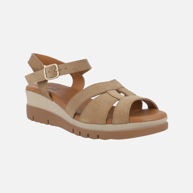 Sandalias de piel serraje con cierre de hebilla y cuña media