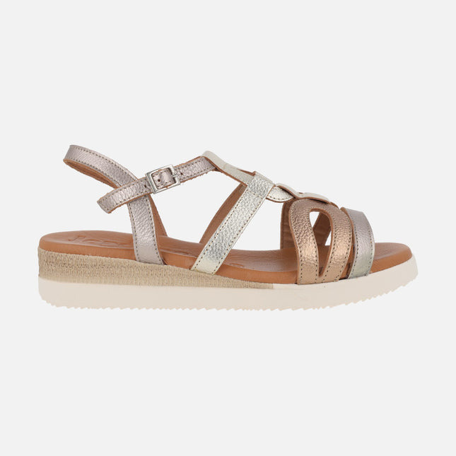 Sandalias de piel combinadas con cuña baja