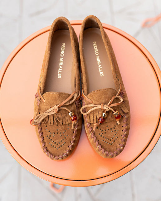 Mocasines Polanco en ante marrón con tachas y lazo