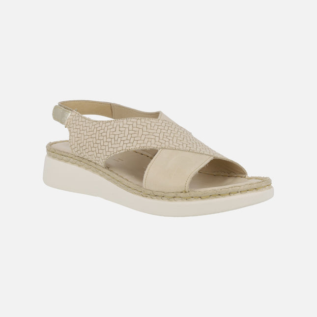 Sandalias en piel beige con efecto trenzado y tira al talón con velcro