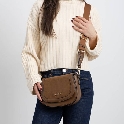 Bolsos bandolera con tapa en combinado de piel y sintéticos