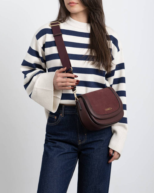 Bolsos bandolera con tapa en combinado de piel y sintéticos