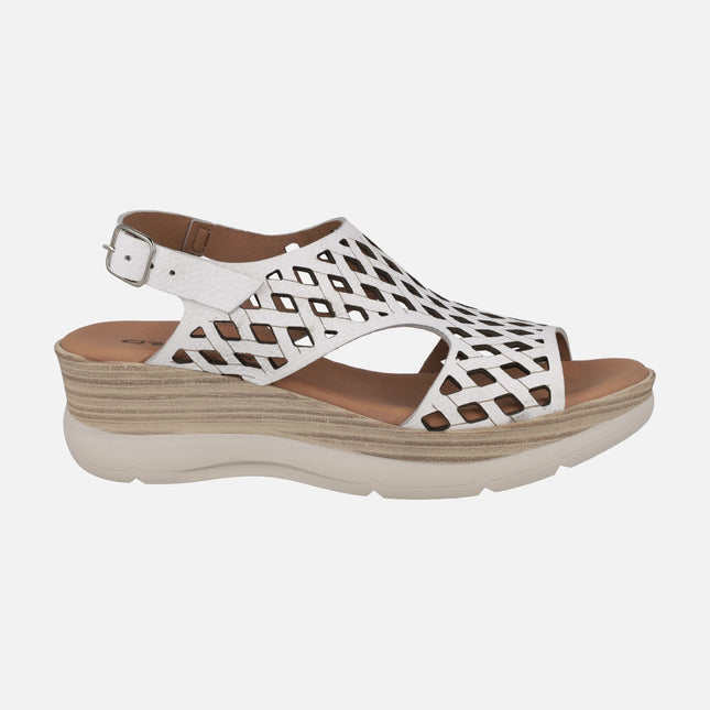 Sandalias de piel troqueladas con plataforma