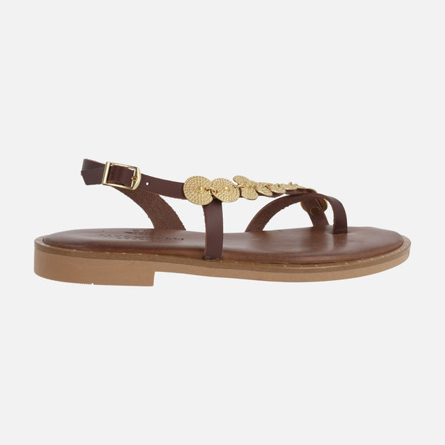 Sandalias planas de piel con adorno de monedas