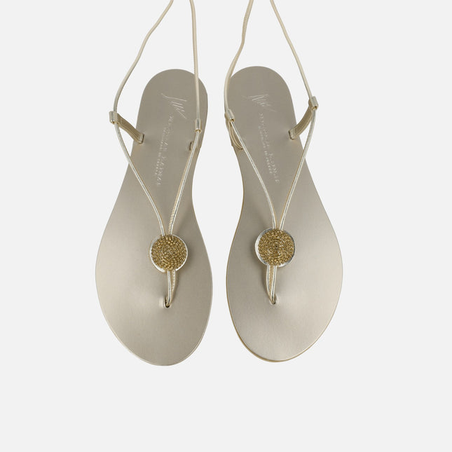 Sandalias planas con cintas y adorno de pedrería