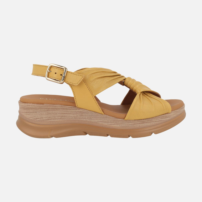 Sandalias de piel con tiras entrelazadas y cierre de hebilla