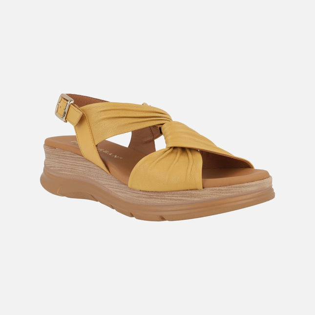 Sandalias de piel con tiras entrelazadas y cierre de hebilla