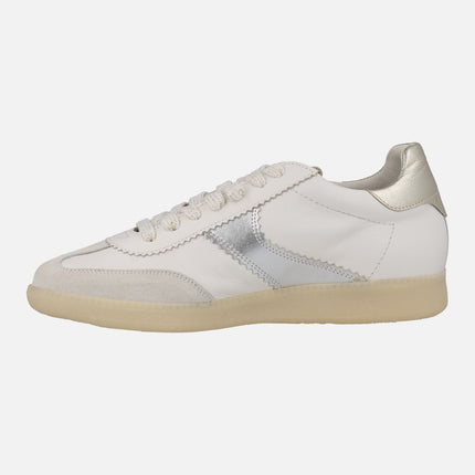 Zapatillas deportivas Virginia en piel blanca con detalles metalizados