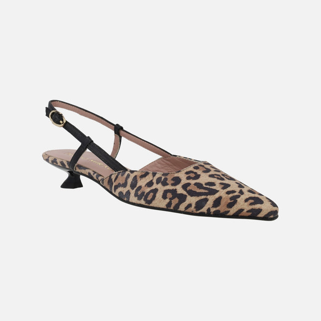 Low heeled leopard print suede shoes