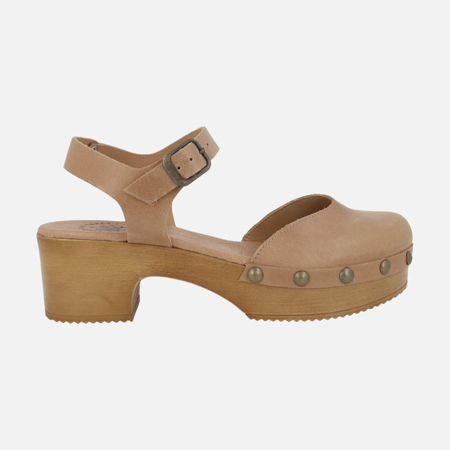 Zuecos de piel con pulsera al tobillo y tachas