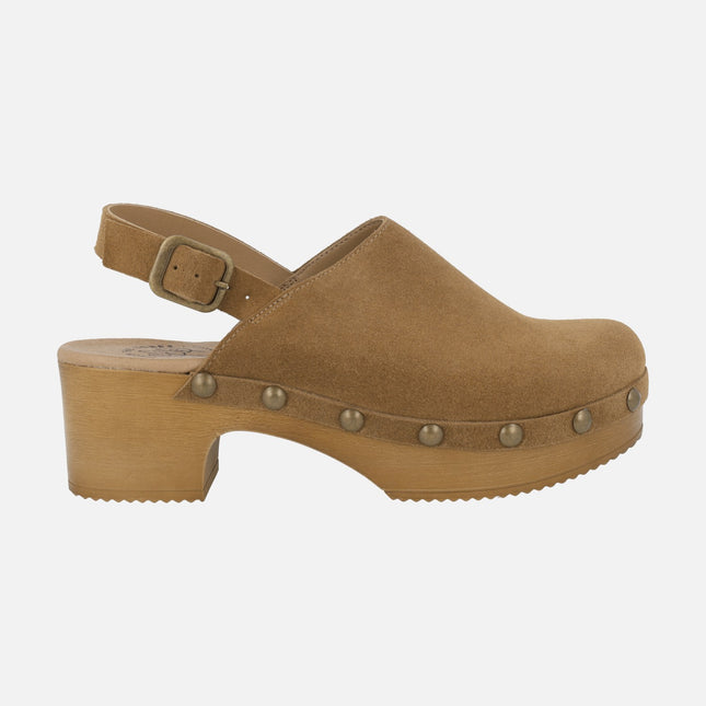 Zuecos de piel con tira ajustable al talón y tachas