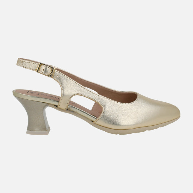 Zapatos corte salón destalonados en piel metalizada con tacón bajo