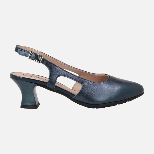 Zapatos corte salón destalonados en piel metalizada con tacón bajo