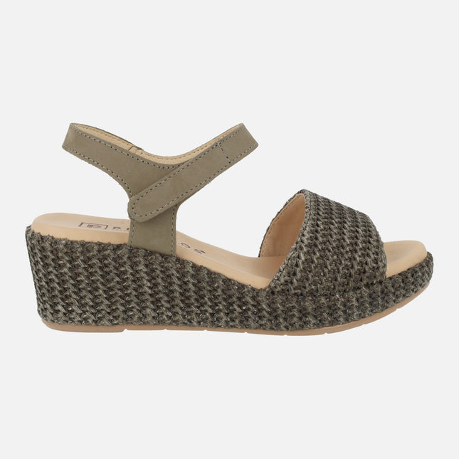 Sandalias de piel y rafia con cierre de velcro