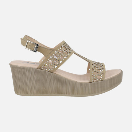 Sandalias en nobuck color arena con troquelados y detalles de strass