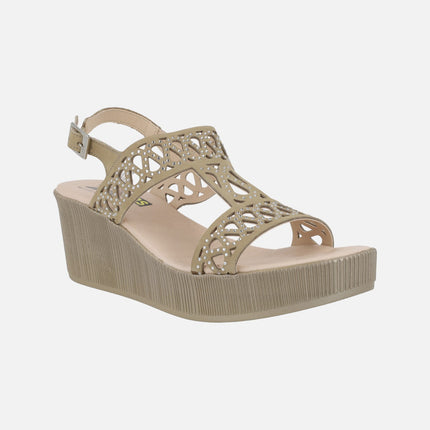 Sandalias en nobuck color arena con troquelados y detalles de strass