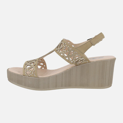 Sandalias en nobuck color arena con troquelados y detalles de strass