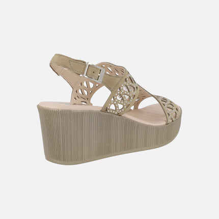 Sandalias en nobuck color arena con troquelados y detalles de strass