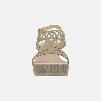 Sandalias en nobuck color arena con troquelados y detalles de strass