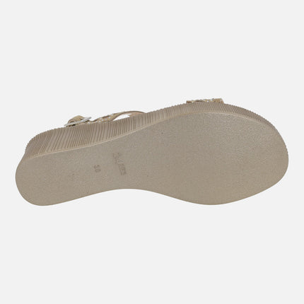 Sandalias en nobuck color arena con troquelados y detalles de strass