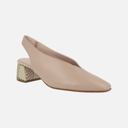 Zapatos corte salón destalonados en piel con tacones a cuadros