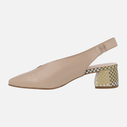 Zapatos corte salón destalonados en piel con tacones a cuadros