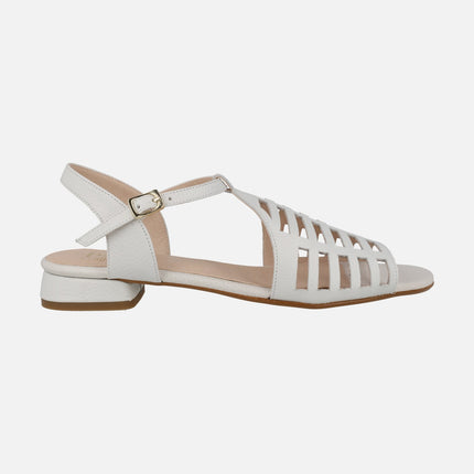 Sandalias de piel troqueladas con cierre de hebilla